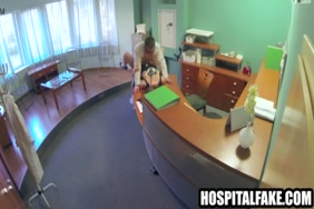 فتاة برازيلية في سن المراهقة على سناب شات يحصل على الحمار مارس الجنس أثناء وجوده في المستشفى.
