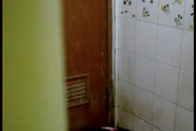 فتاة آسيوية شابة مص الديك في الحمام.