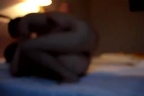 هواة زوجين الساخنة يمارس الجنس في منزلهم.